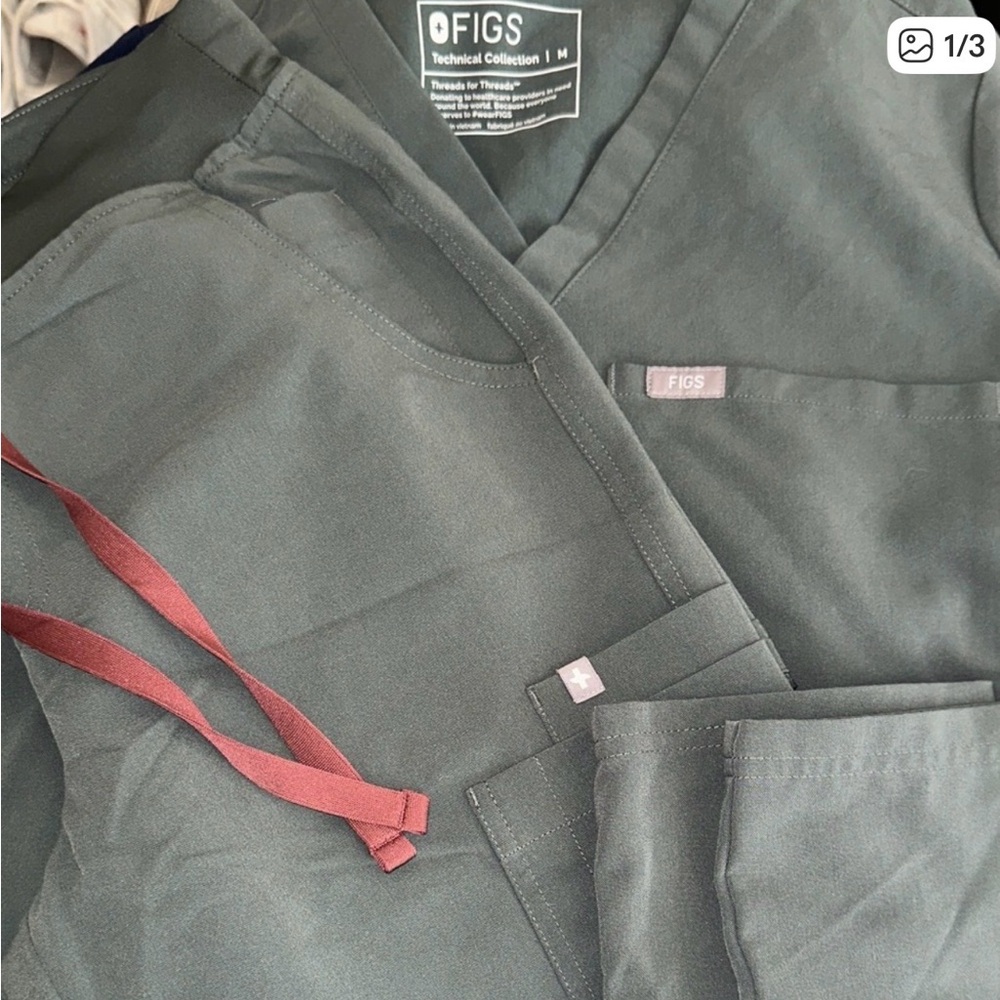 Figs women’s one pocket top in Bonsai